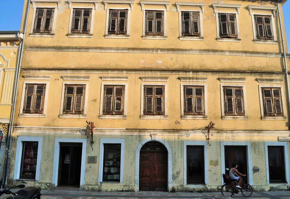 Fachadas de estilo veneciano sobre la calle Kolë Idromeno.