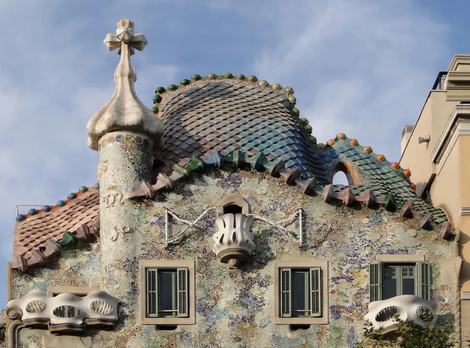Fachada ondulante de Casa Batlló, obra de Antoni Gaudí en Barcelona.