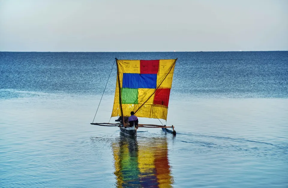 Piragua tradicional a vela del pueblo pescador Vezo en las orillas de arena blanca del Índico.