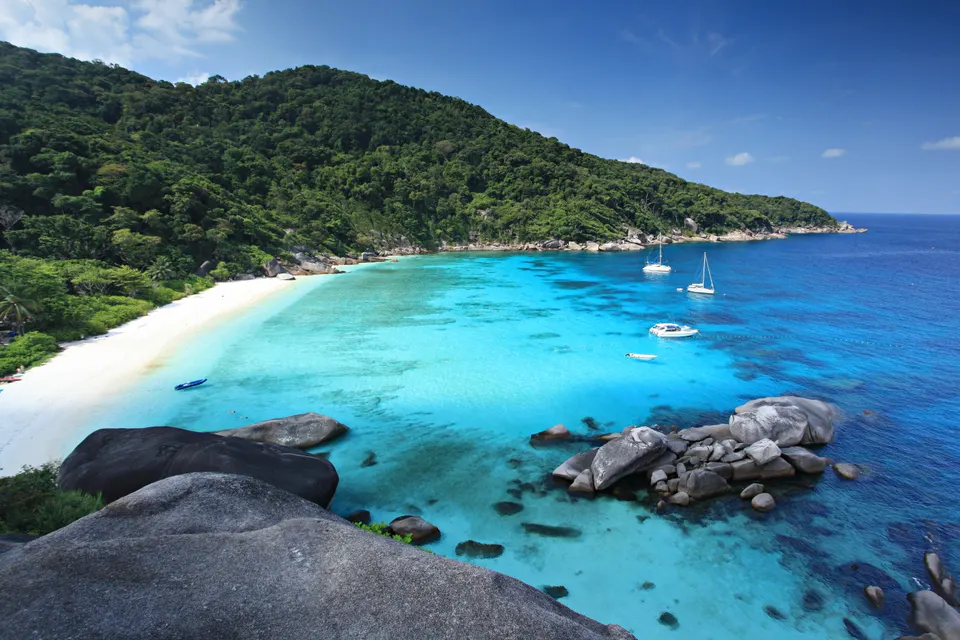 Rocas de granito gigantes y aguas transparentes ideales para el buceo en el Parque Nacional Islas Similan.