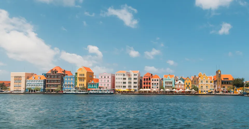 Edificios coloridos del Handelskade, en Willemstad, Curazao.