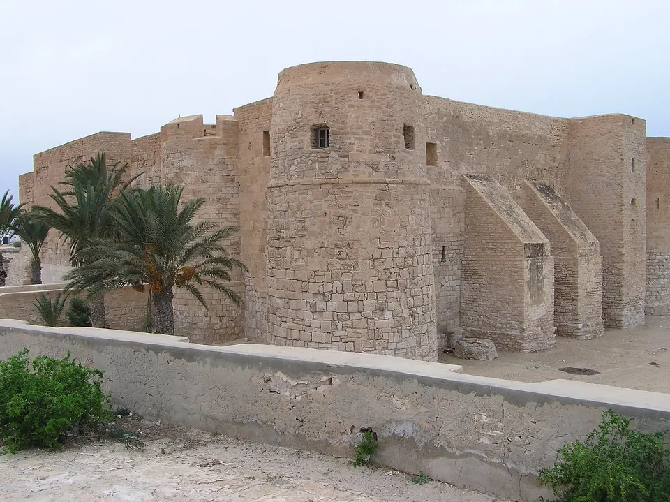 Muros almenados del castillo costero hispano-turco de Borj El Kebir en Houmt Souk.
