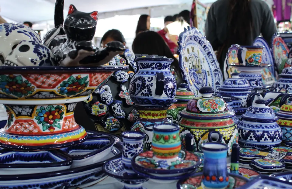 Piezas de cerámica y vajillas de Talavera poblana con denominación de origen vidriada en azul y blanco.