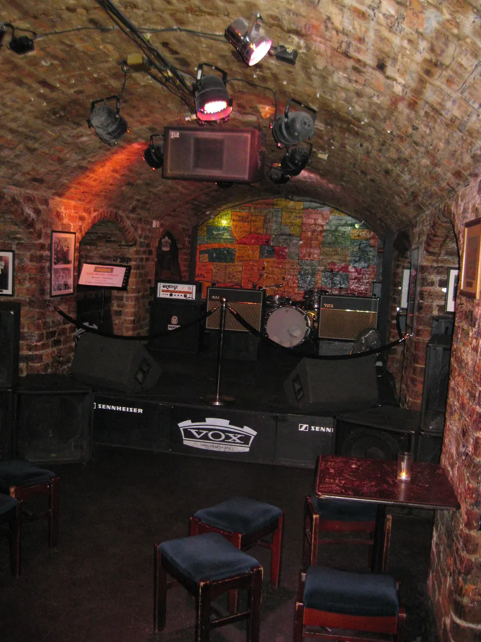 El escenario del Cavern Club, en Mathew Street, Liverpool.