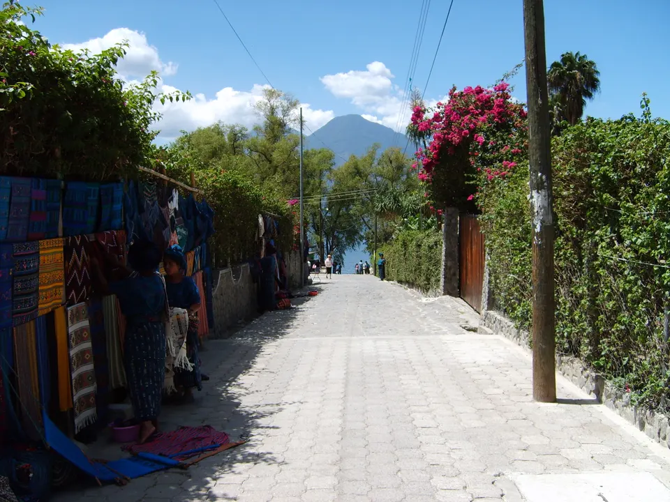 Viviendas tradicionales de Santa Catarina Palopó decoradas con patrones geométricos mayas en tonos azul añil.