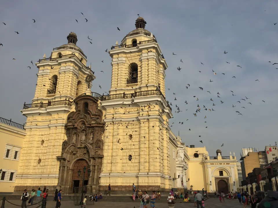 Fachada barroca amarilla y claustro mudéjar de la Basílica y Convento de San Francisco en el centro de Lima