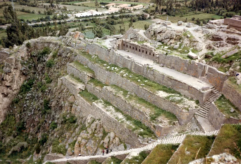 Colosales terrazas de cultivo y templo militar inca en la fortaleza de Ollantaytambo en el Valle Sagrado