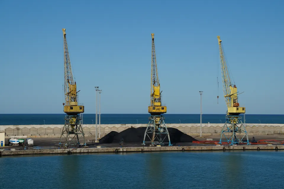 Grúas del puerto de Durrës, el más grande de Albania.