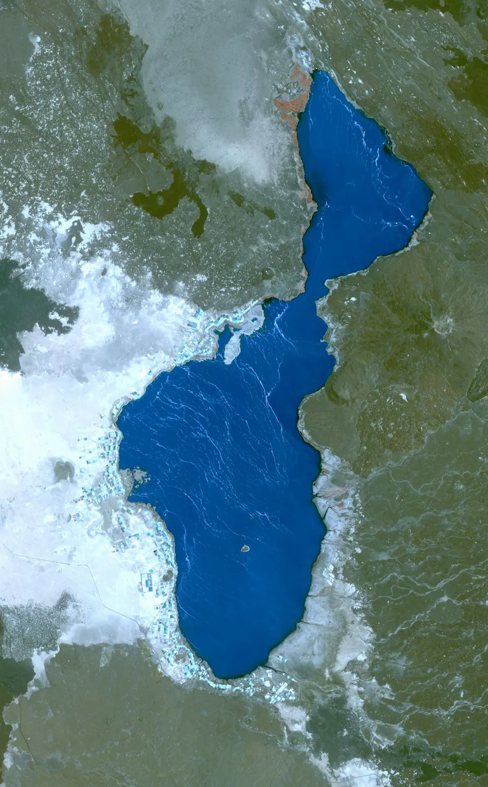 Laguna de aguas hipersalinas y orillas minerales del lago Afrera en la cuenca de Danakil.