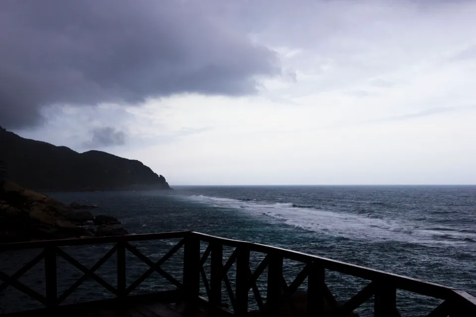 Icónico mirador y choza con techo de paja sobre el promontorio rocoso de Cabo San Juan en Tayrona