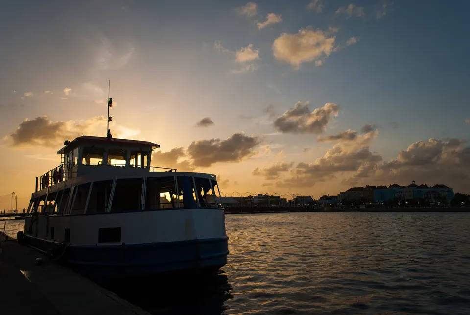 Atardecer en el distrito colonial de Curazao, con barcos en el puerto.