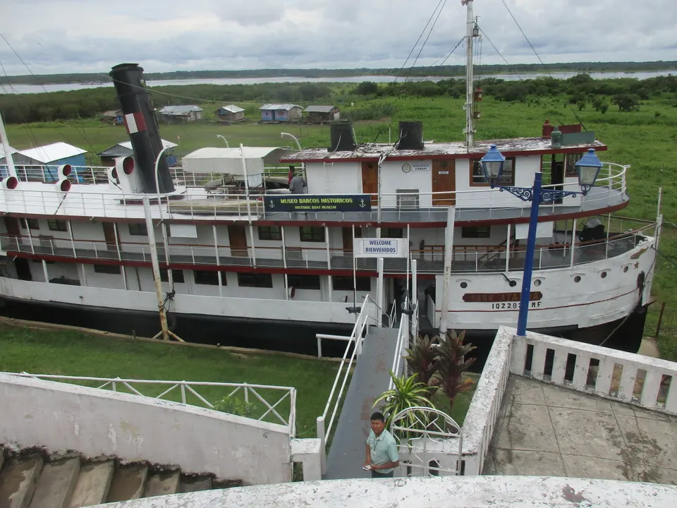 Histórico barco a vapor Ayapua de 1906 fondeado en el río Itaya y convertido en museo de la época del caucho