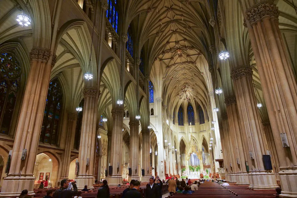 El interior de la Catedral de San Patricio, con sus vitrales y bóvedas neogóticas.