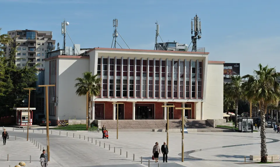 Fachada del Teatro Aleksandër Moisiu de Durrës en 2018.