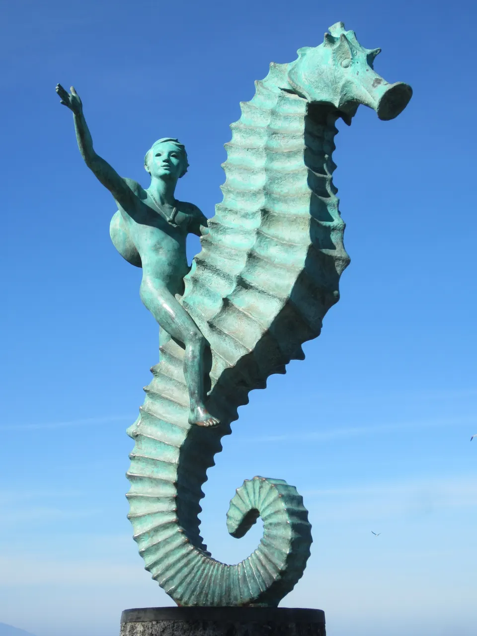 Escultura en bronce de El Niño sobre el Caballito de Mar de Rafael Zamarripa en el Malecón.