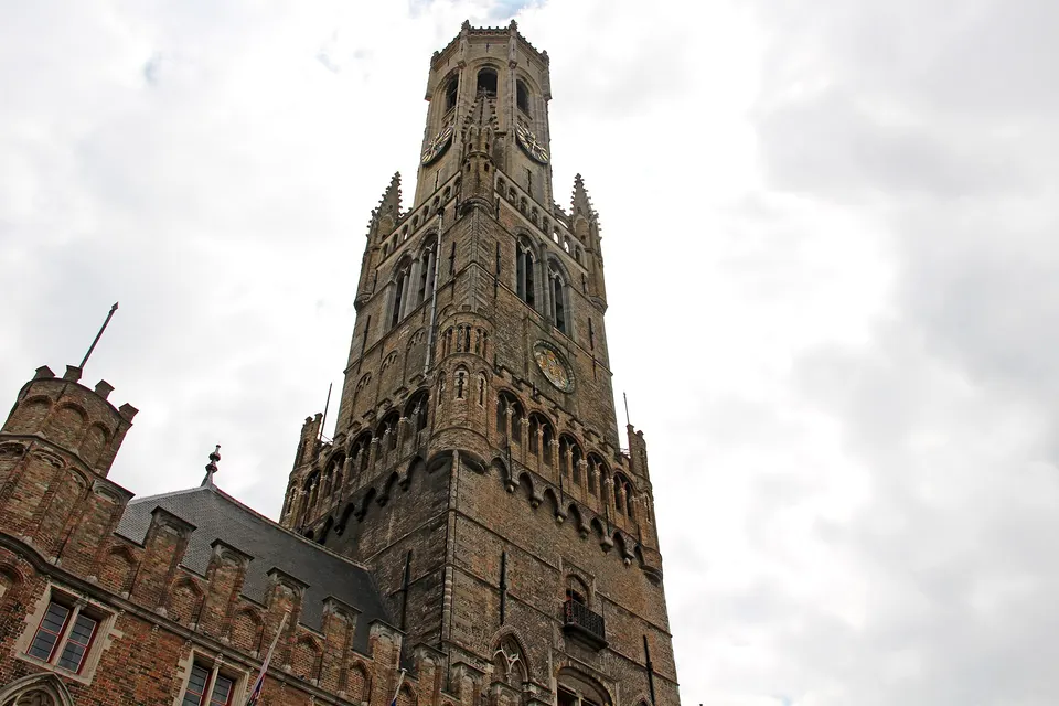 El Campanario (Belfort) de Brujas, torre medieval de 83 metros sobre la plaza Markt.