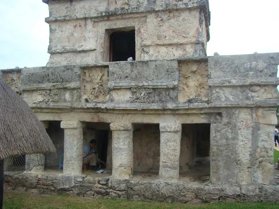 Relieves y pinturas murales originales en el Templo de los Frescos de Tulum.