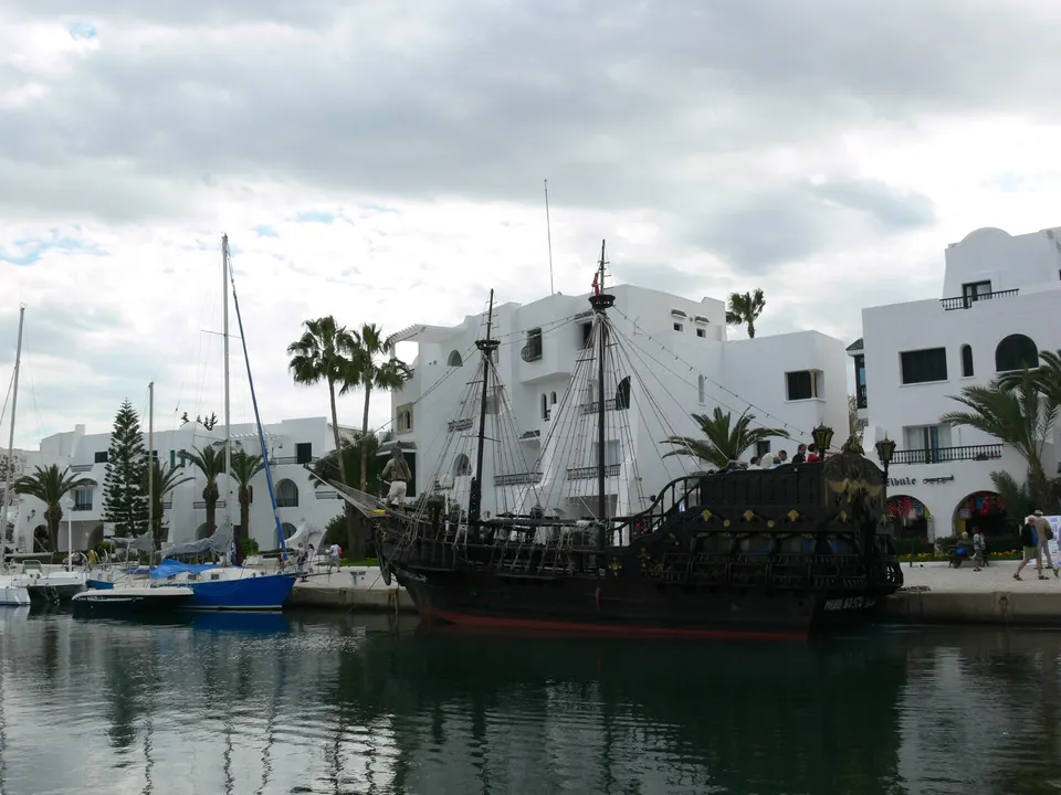 Marina ajardinada de estilo andalusí con yates y veleros en Port El Kantaoui.
