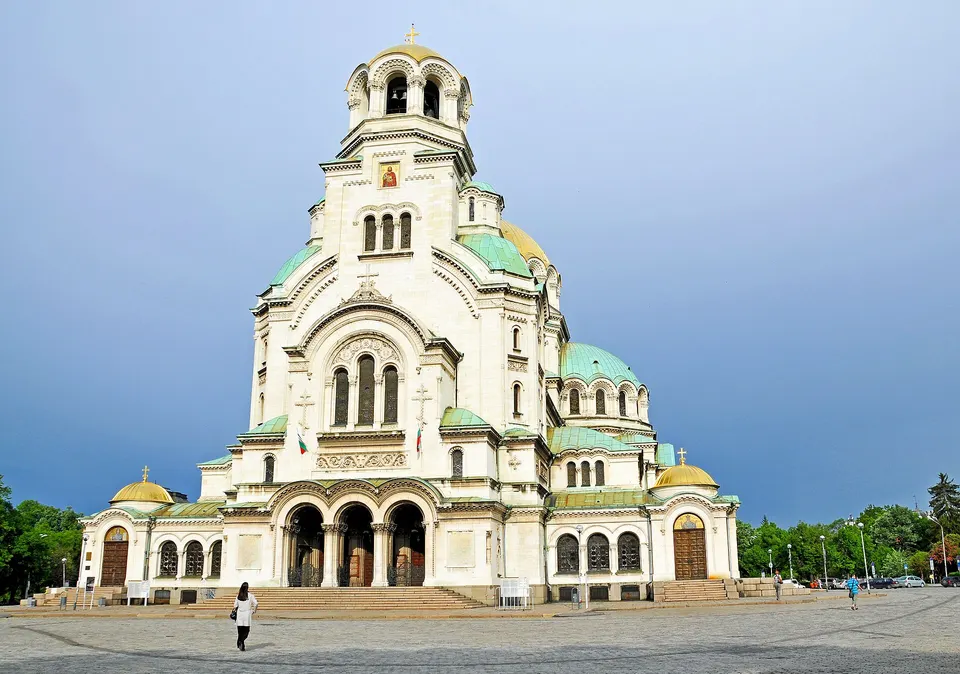 Vista monumental de la plaza de la Catedral Alexander Nevsky en el centro histórico de Sofía.