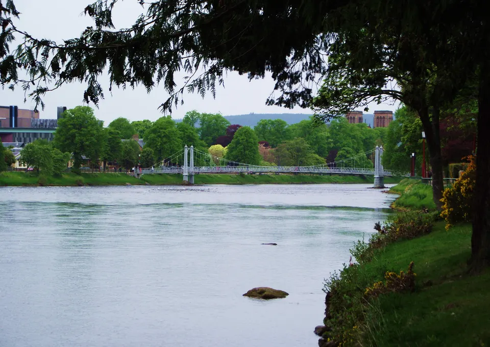 El río Ness y un puente peatonal desde las Ness Islands, Inverness.