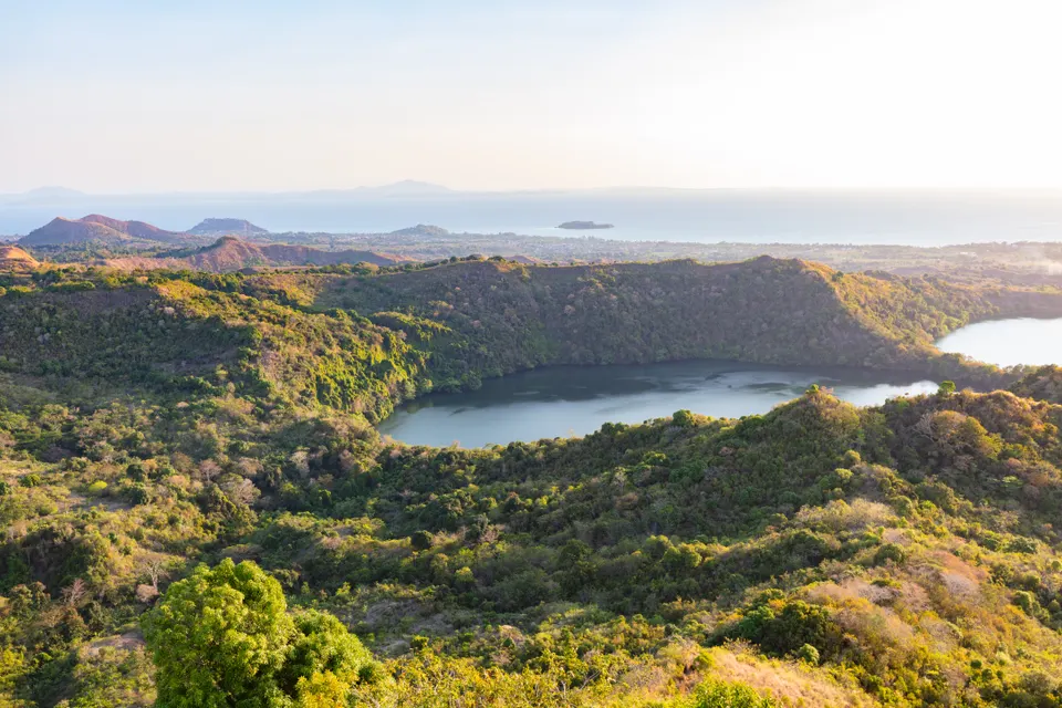 Vistas panorámicas desde el Monte Passot sobre los lagos sagrados de cráter y el océano Índico.