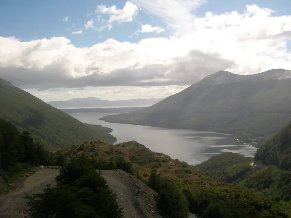 Vista panorámica del Lago Escondido y los bosques fueguinos desde el mirador del Paso Garibaldi.