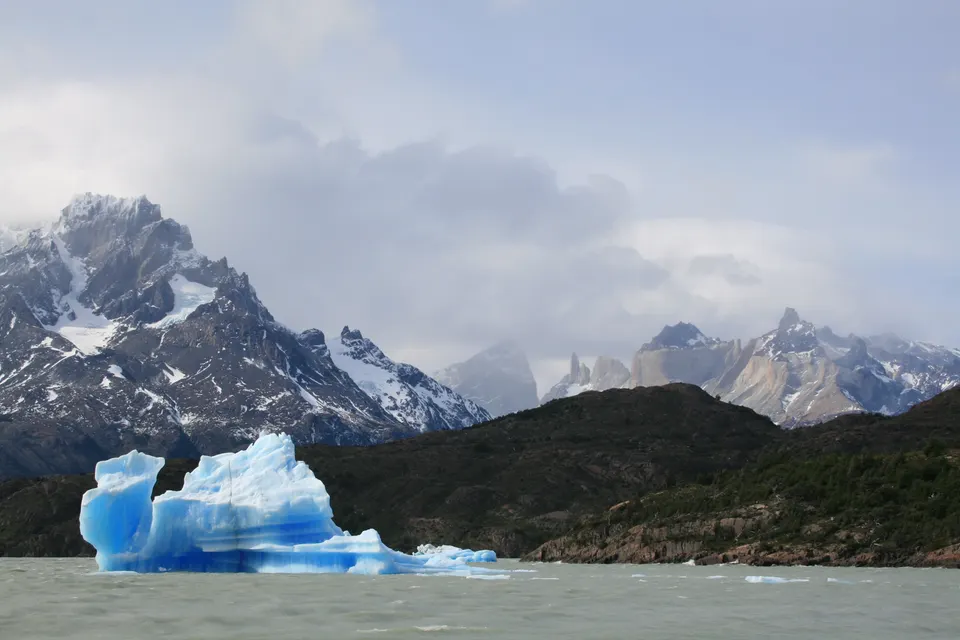 Paredes de hielo azul y témpanos flotantes del glaciar Grey en el Parque Nacional Torres del Paine.