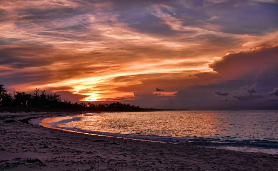 Atardecer en la costa atlántica de Eleuthera, Bahamas.