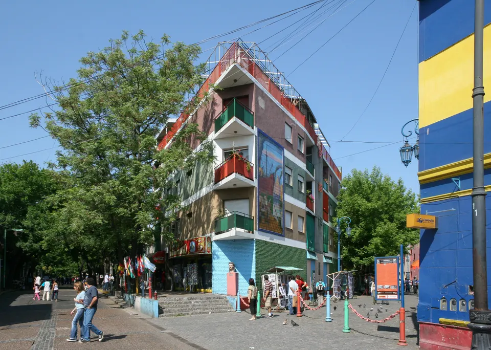 El pasaje Caminito con sus tradicionales conventillos de chapa de vivos colores en el barrio de La Boca.
