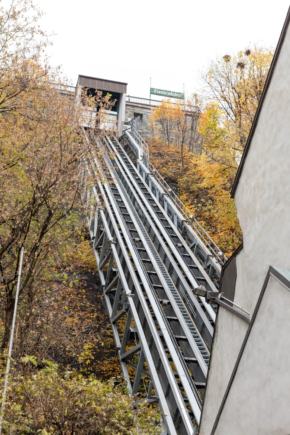 Vía inclinada y cabina vidriada del histórico Funiculaire du Vieux-Québec conectando Haute-Ville y Basse-Ville.