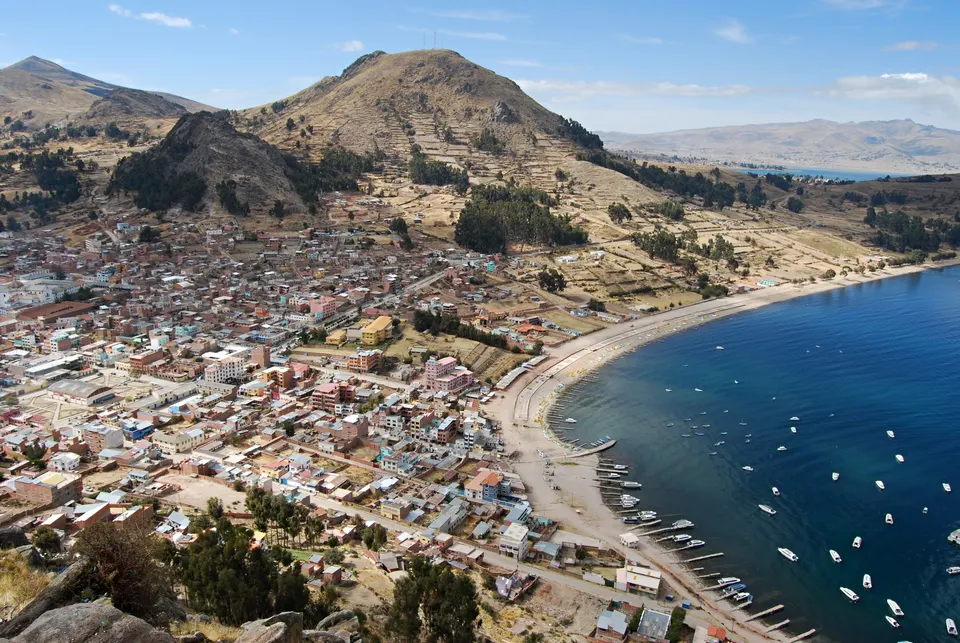 Estaciones del vía crucis y mirador sagrado en la cima del cerro Calvario de Copacabana.
