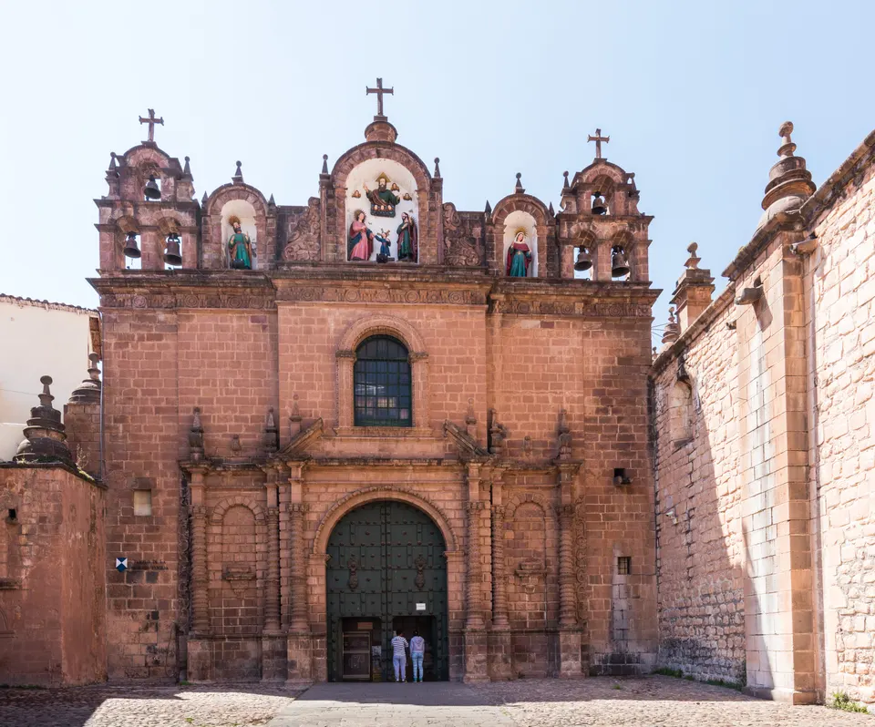 Plaza de Armas del Cusco con la Catedral colonial barroca y las montañas andinas de fondo