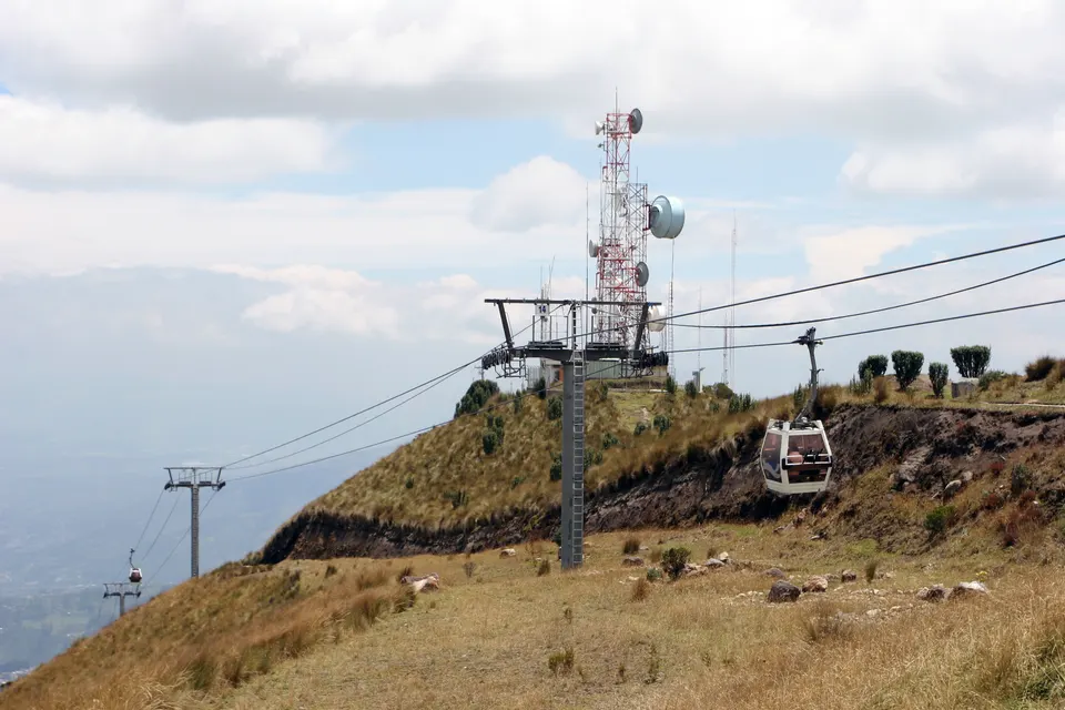 Llegada a la cumbre del teleférico de Quito (Ecuador) que asciende a la Cruz Loma muy cercana al volcán Pichincha. La al en quito