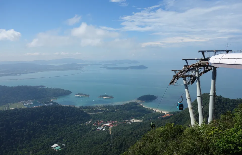 Cabinas del teleférico Langkawi SkyCab ascendiendo por los riscos jurásicos del monte Gunung Machinchang.