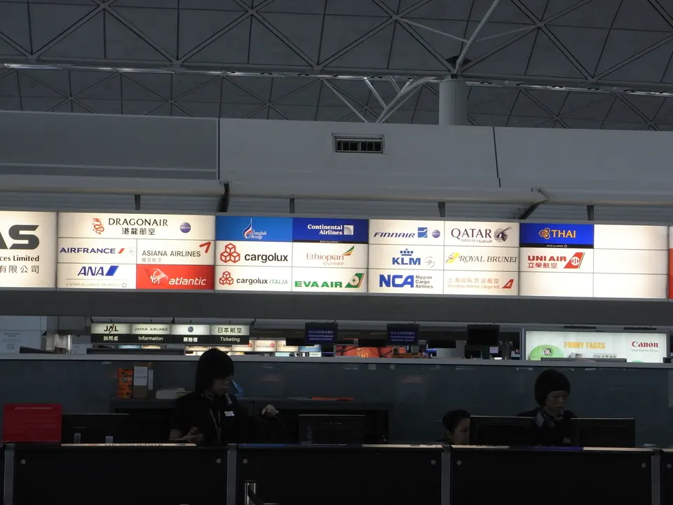Mostradores de atención al cliente y asistencia a pasajeros de aerolíneas en la terminal del aeropuerto.
