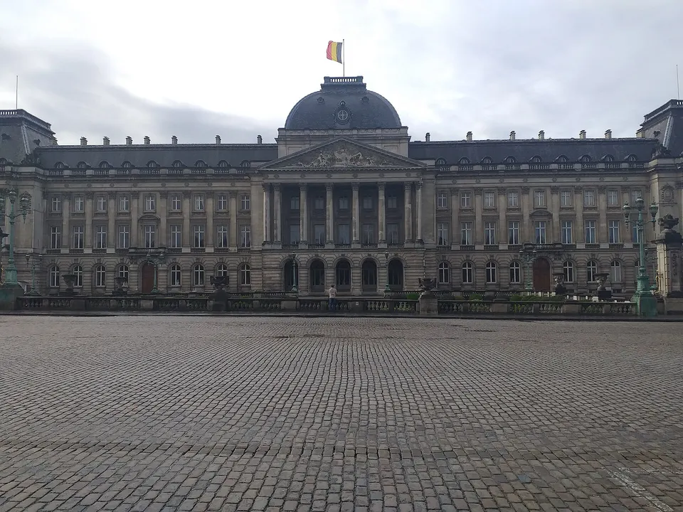 Fachada neoclásica del Palacio Real de Bruselas, residencia oficial de la familia real belga.