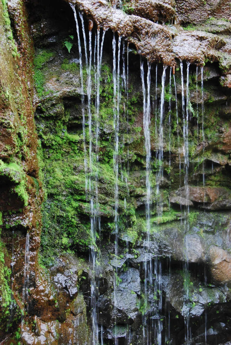 Formaciones de geodas y cristales de amatista y cuarzo incrustados en la roca de las Minas de Wanda.