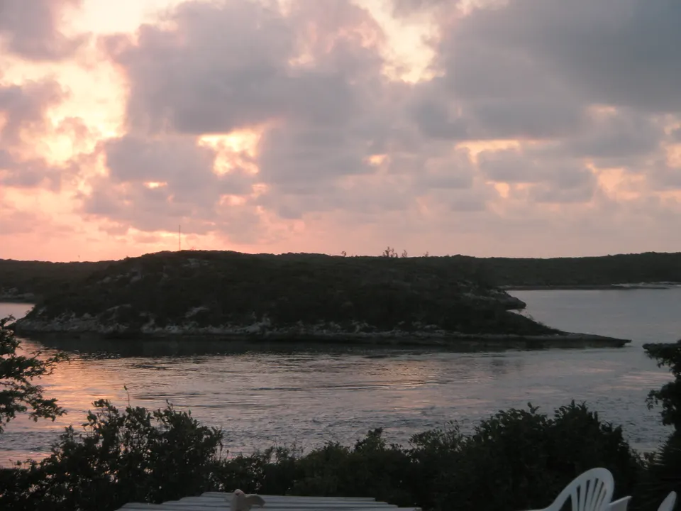 Atardecer visto desde el restaurante Thunderball, en Staniel Cay, Exuma.