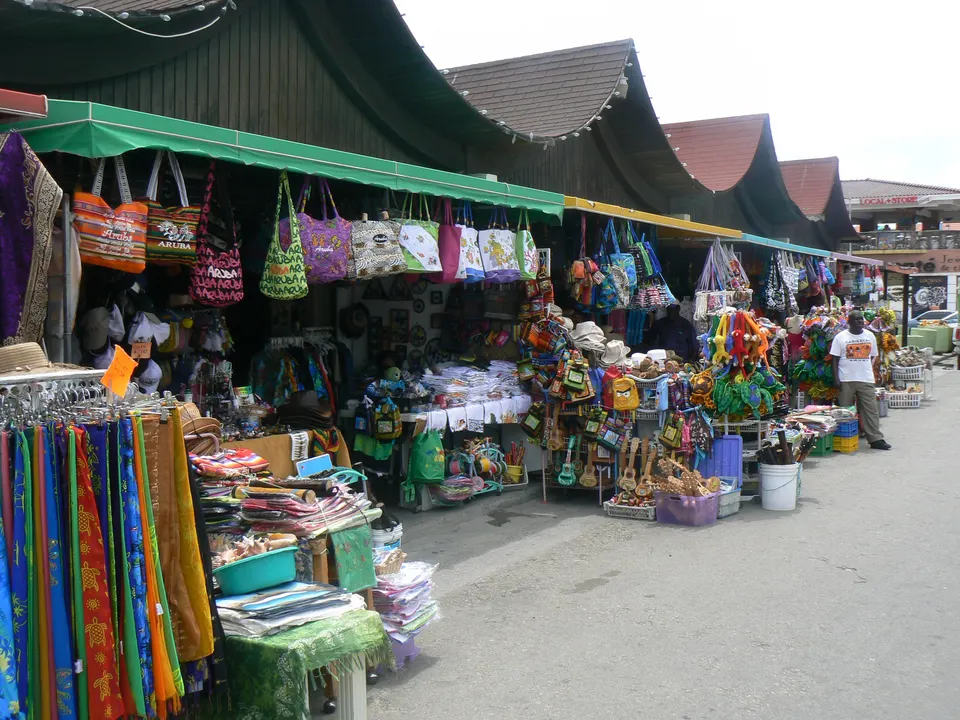 Mercado junto al puerto de Oranjestad, en el paseo L.G. Smith Boulevard.