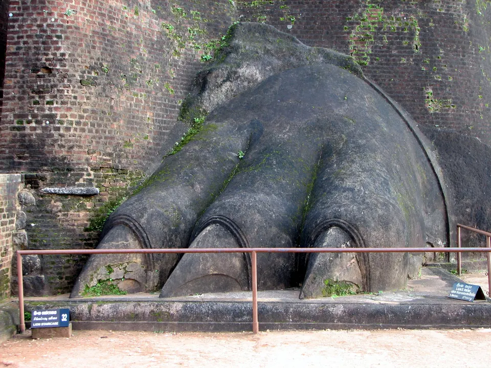 La monumental fortaleza de roca de Sigiriya elevándose sobre la selva tropical de Sri Lanka.