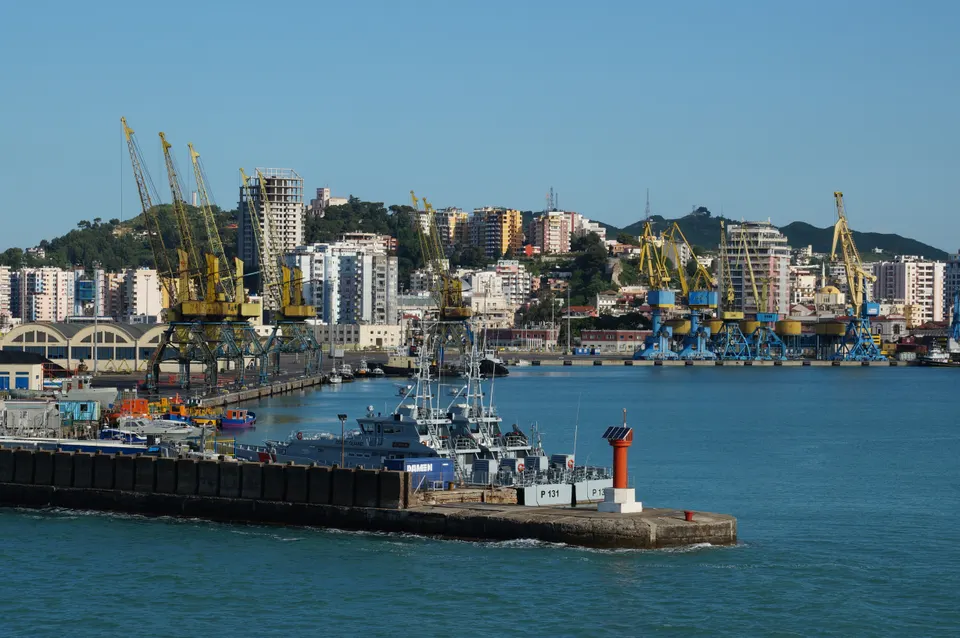 El puerto de Durrës visto desde el mar.