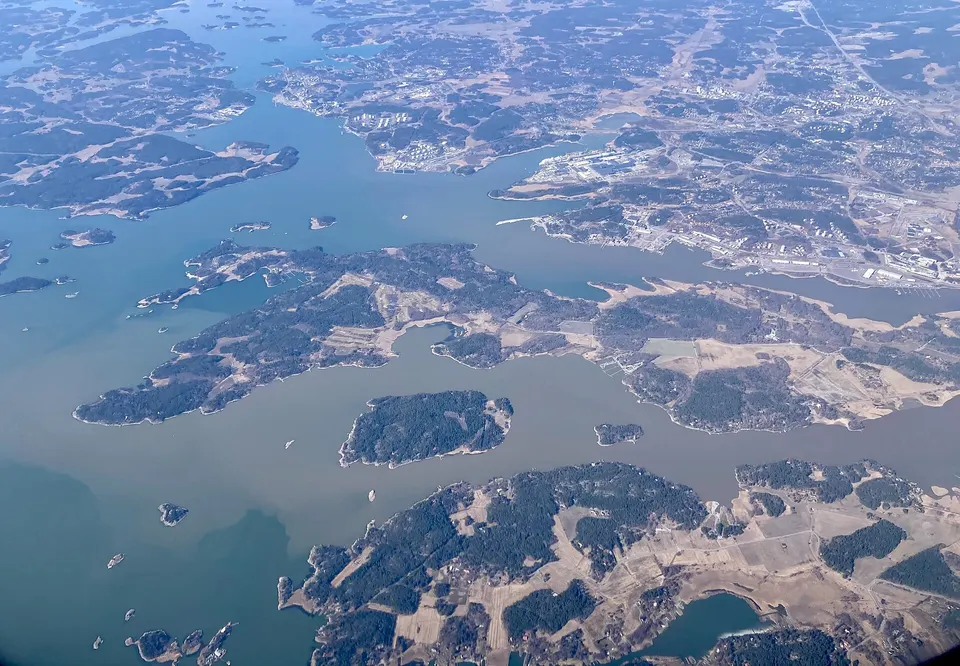 Paisaje costero de la isla de Ruissalo con robles centenarios y pasarelas de baño marino en Turku.