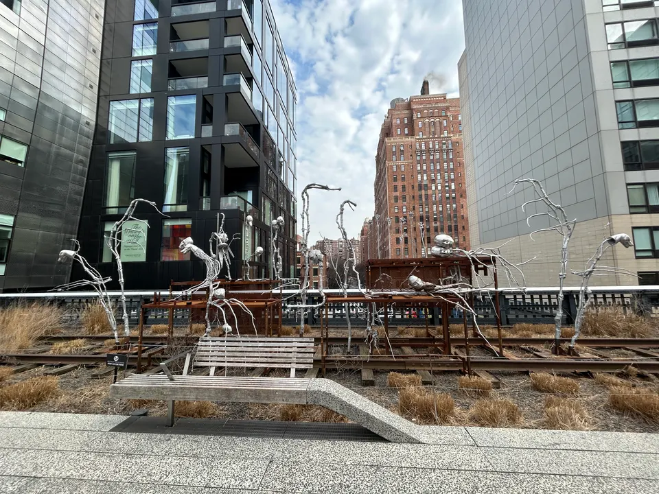 Vista del parque elevado The High Line en Manhattan, con su vegetación y la pasarela sobre las antiguas vías del tren.