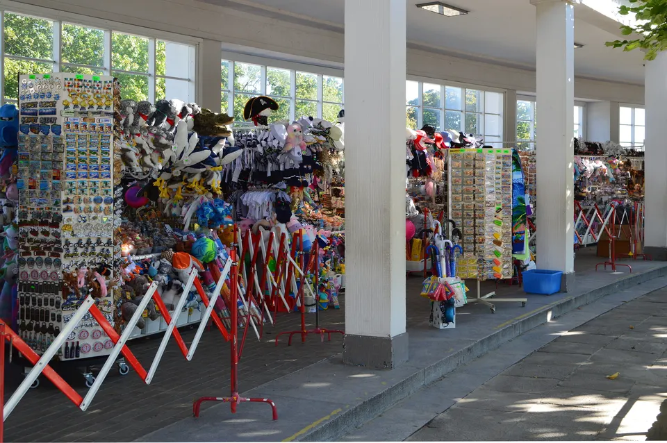 Puestos callejeros de souvenirs y artesanías turísticas en una zona de gran afluencia de viajeros.