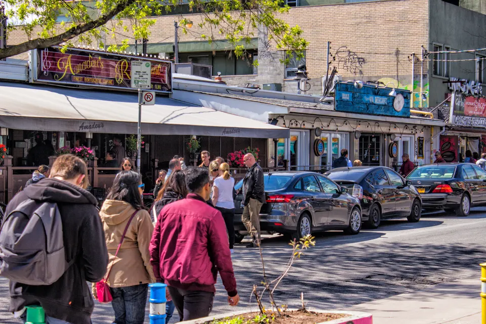 Ambiente bohemio y comercios independientes en Augusta Avenue, Kensington Market, Toronto.