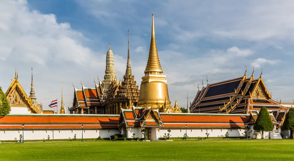 Estructuras doradas y prangs ceremoniales del Gran Palacio Real y Wat Phra Kaew en Bangkok.