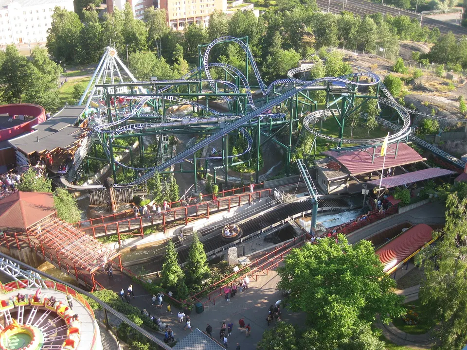 Atracciones históricas y montaña rusa de madera del parque recreativo Linnanmäki en Helsinki.