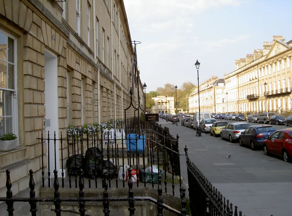 Las mansiones georgianas en piedra color miel de Great Pulteney Street en Bath.