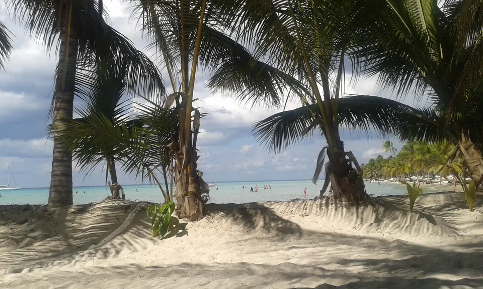 Isla Saona vista desde un barco, cerca de Punta Cana.
