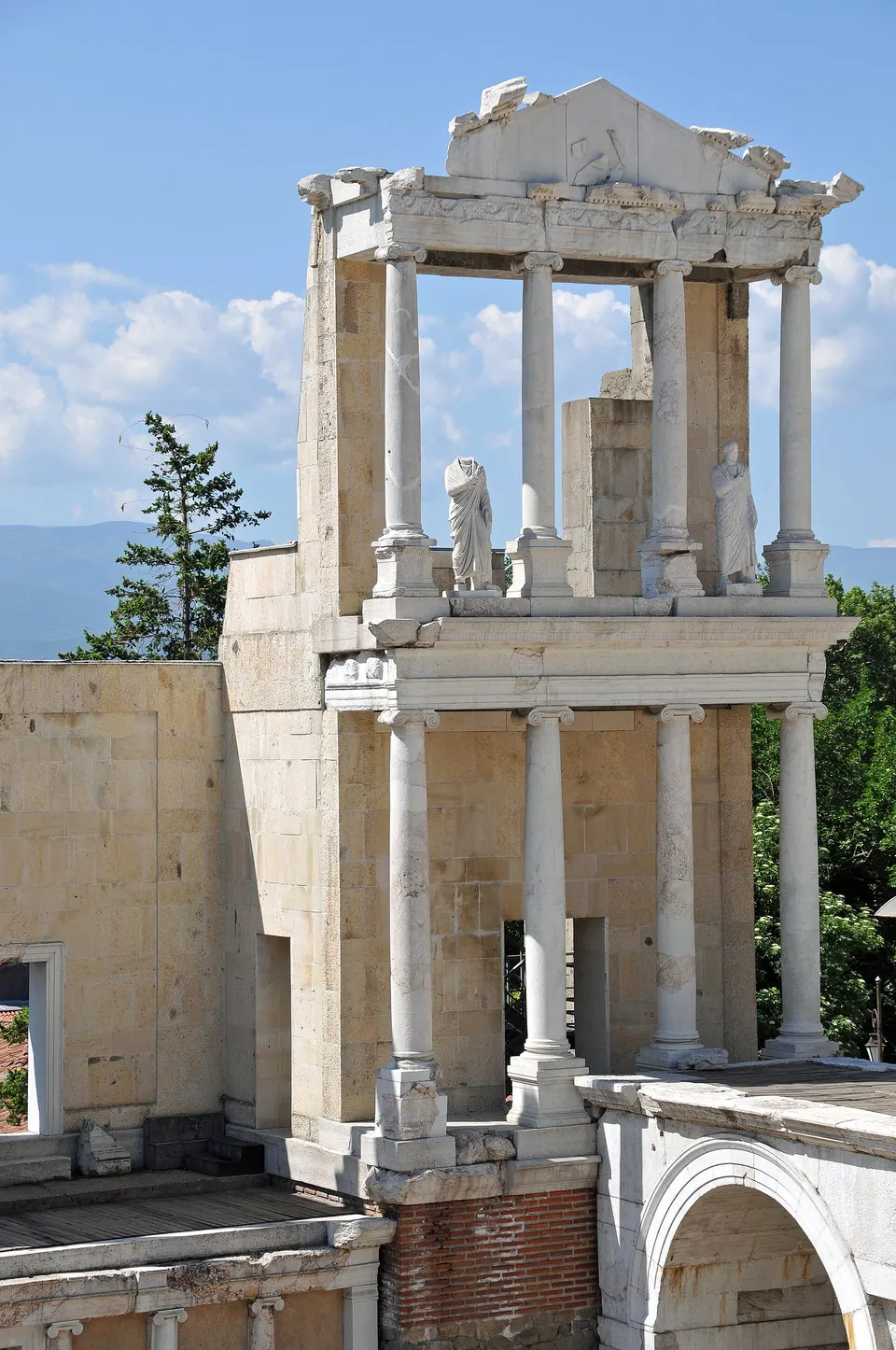 Panorámica del Teatro Romano de Plovdiv dominando la llanura de Tracia y los montes Ródope.
